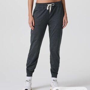 Vuori performance jogger in charcoal heather